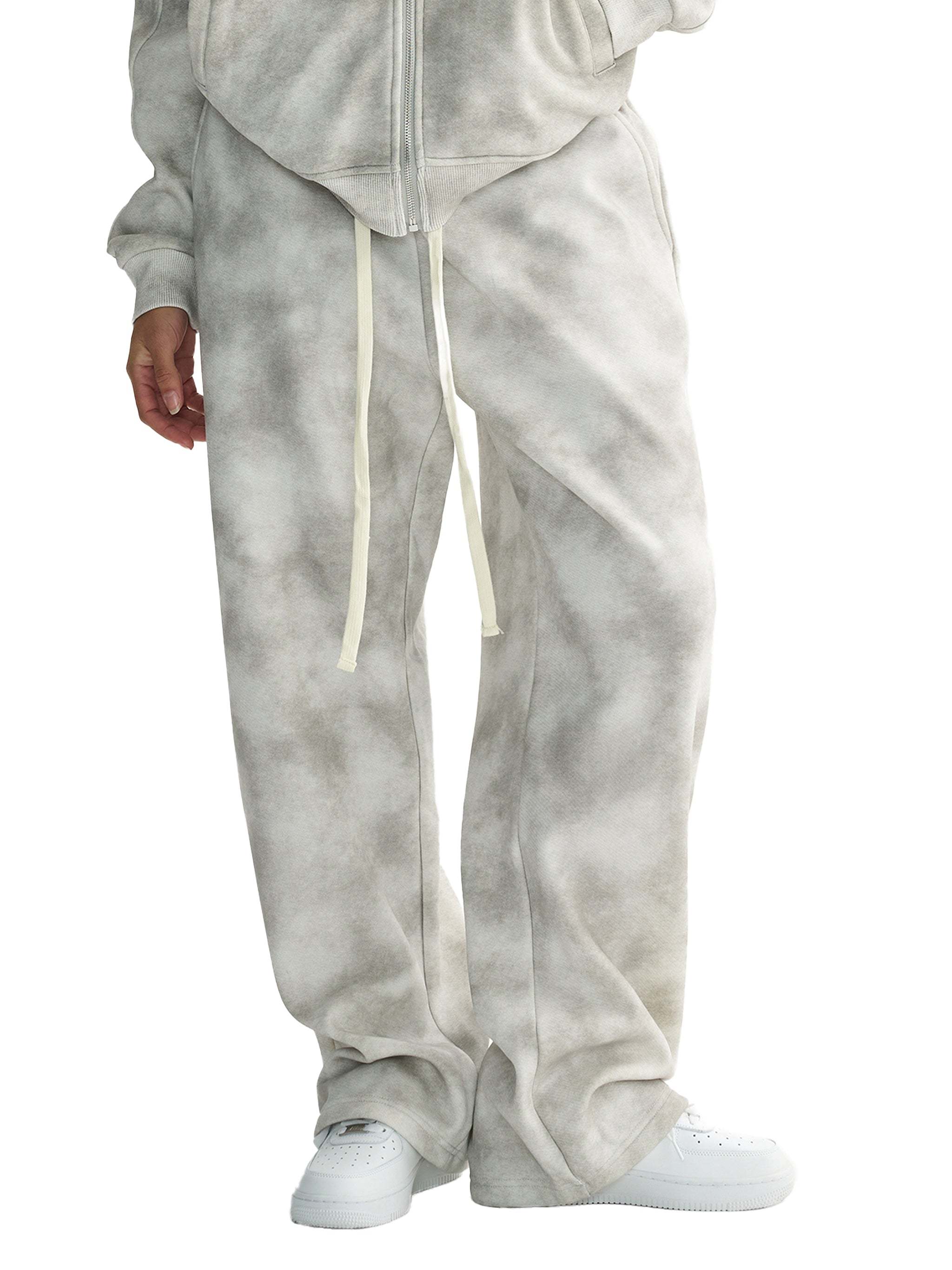 Dirty washed fleece sweatpants in a relaxed and loose fit, featuring a versatile grey color and drawstring.